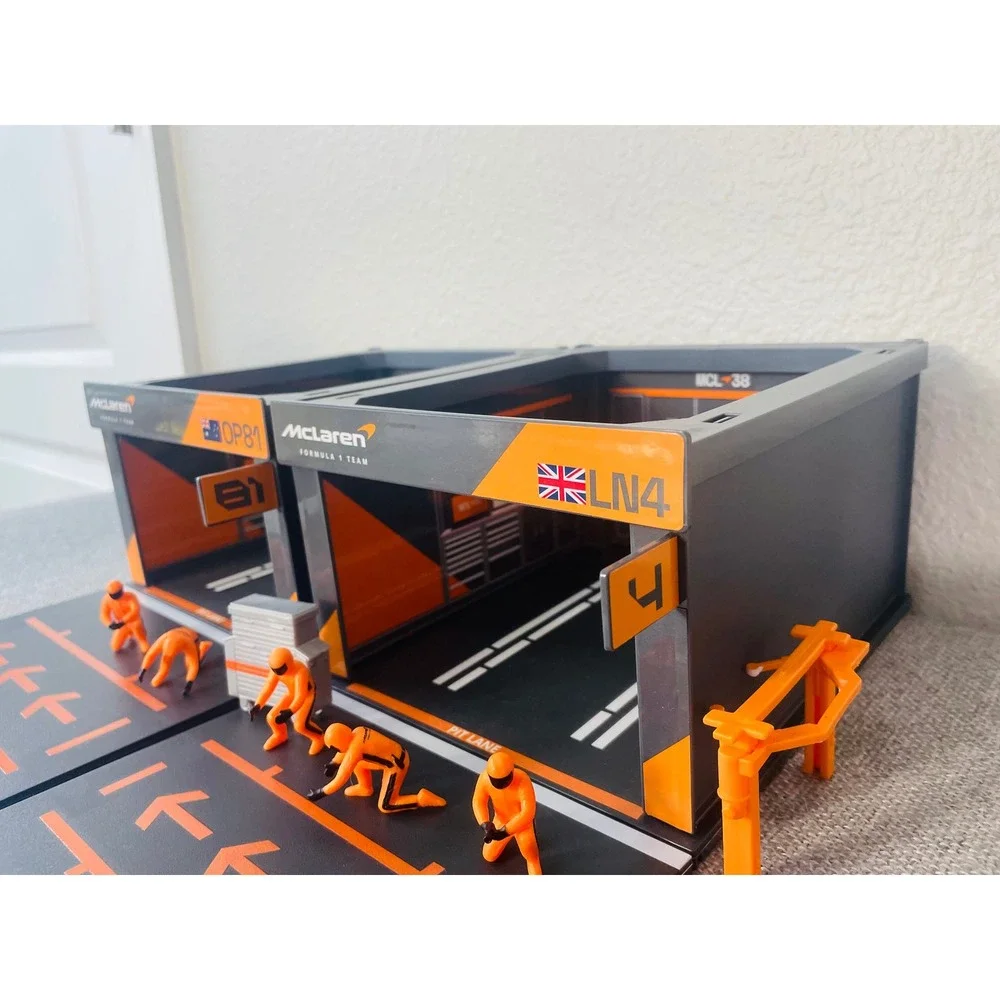 McLaren F1 Team Pit Garage Diorama Lando Norris LN4 Oscar Piastri OP81 Set